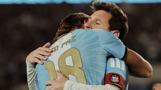 Nico Paz despidió a Messi y lo definió como el mejor jugador de la historia