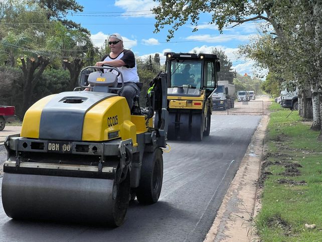 Las obras de pavimentación avanzan en puntos estratégicos de la ciudad de Roldán.
