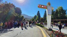Villa La Angostura, conmovida. Vecinos y turistas se movilizaron para pedir justicia por Guadalupe. Villa La Angostura, conmovida. Vecinos y turistas se movilizaron para pedir justicia por Guadalupe.