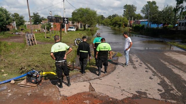 Personal de Defensa Civil de la provincia monitorea las zonas afectadas por la inundación causada por las intensas precipitaciones que cayeron en el sur de Santa Fe.&nbsp;