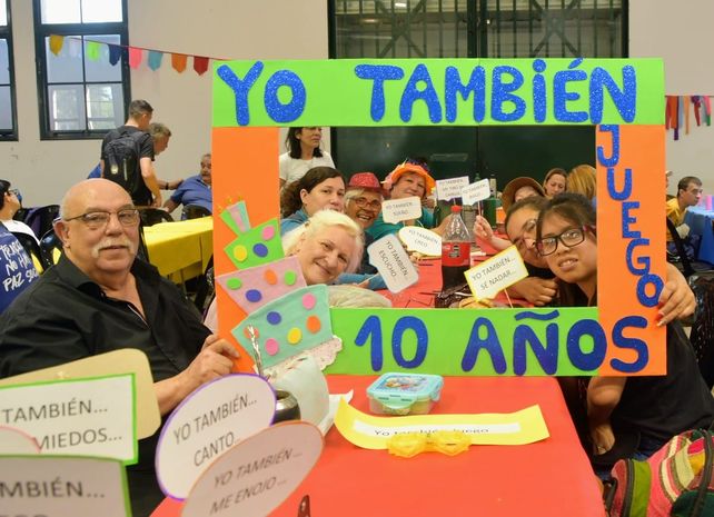 Docentes y algunos familiares acompañaron a los chicos y a las chicas en este especial festejo.
