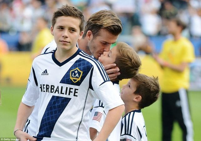 El hijo más grande de Beckham firmó con el Arsenal inglés