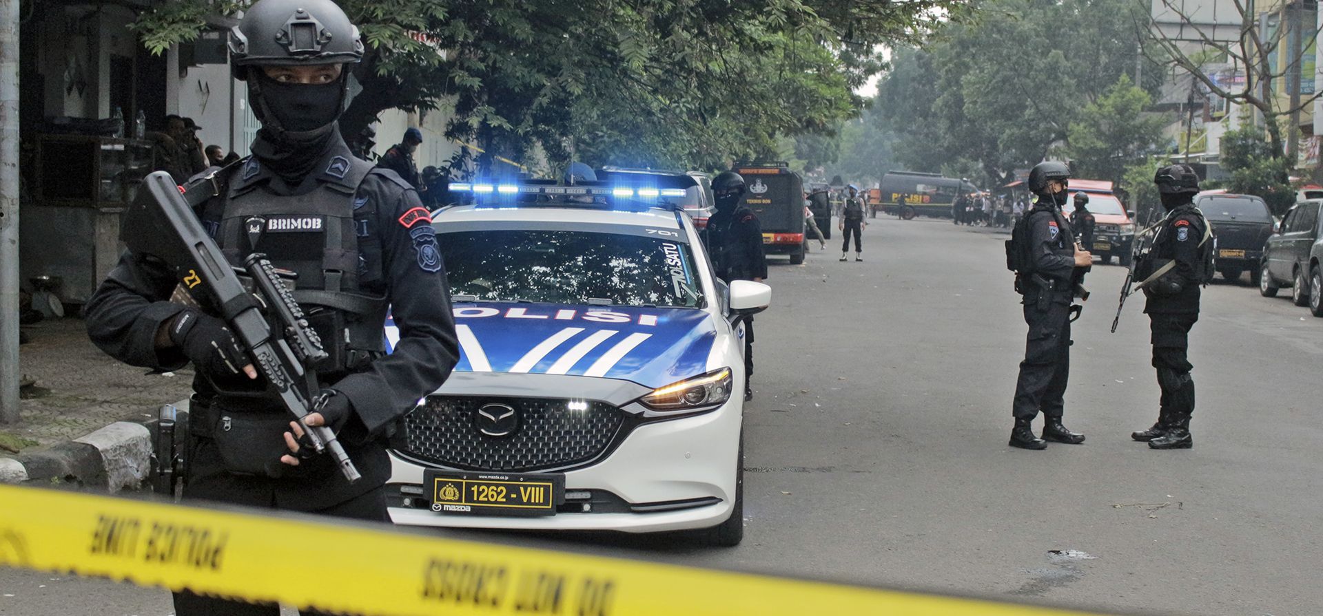 Oficiales de policía aseguran un camino que conduce a una comisaría donde explotó una bomba en Bandung, Java Occidental, Indonesia, el miércoles 7 de diciembre de 2022. Un hombre se inmoló el miércoles en una comisaría en la isla principal de Java en Indonesia en lo que pareció ser el último de una serie de ataques suicidas en la nación musulmana más poblada del mundo. (Foto AP/Kholid Parmawinata)