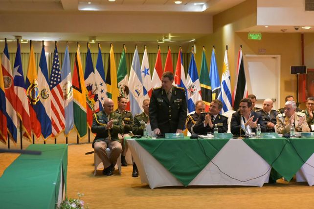 Reconocimiento. El comandante general Otero al ser elegido.