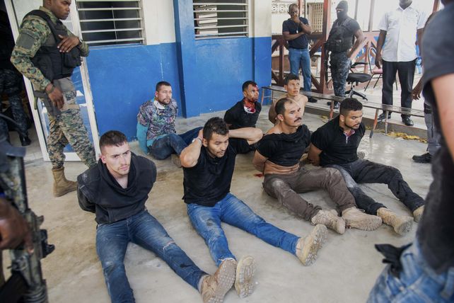 La policía haitiana exhibió a siete detenidos presuntos sospechosos del maginicidio Uno de ellos está herido y sangra profusamente.&nbsp;