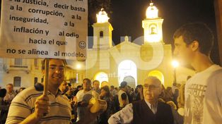 En Santa Fe una multitud llevó sus reclamos a la Plaza de Mayo