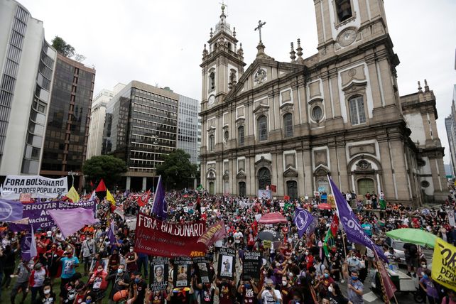 BANDERAS. Manifestantes ayer frente a una iglesia ubicada en el centro de Río de Janeiro.