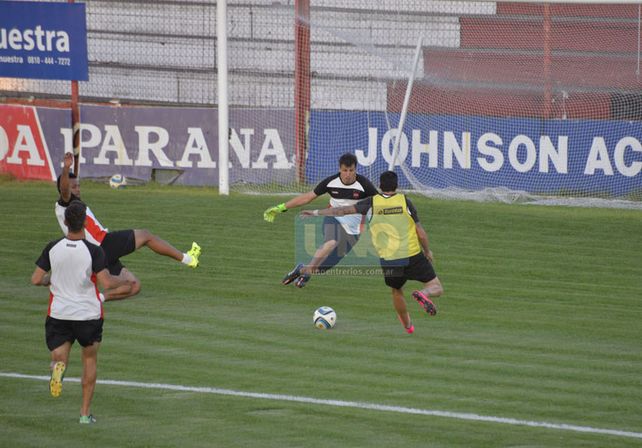 PRIMERA CHANCE. Agustín Bossio podrá registrar mañana sus primeros minutos oficiales en la temporada 2015 en Patrón.   Foto: UNO/Mateo Oviedo