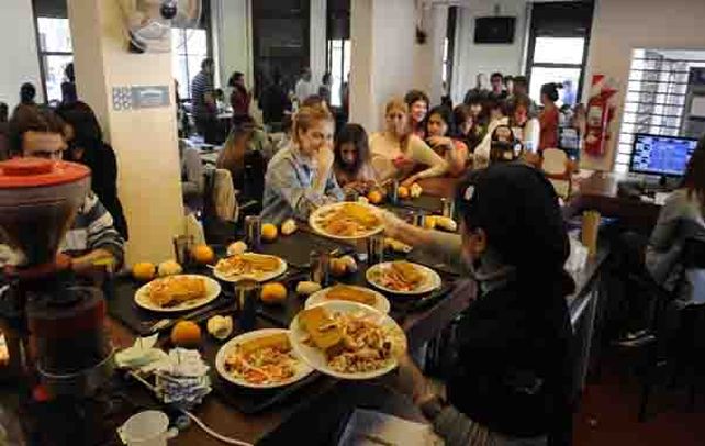 Cerca del 45% de los 74 mil estudiantes de la UNR no son de la región. El viernes se tratará la problemática de los inquilinos en el Concejo. (S.Meccia)