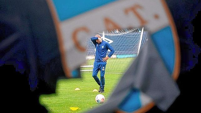 Pablo Guiñazú dejó su cargo como DT de Atlético Tucumán