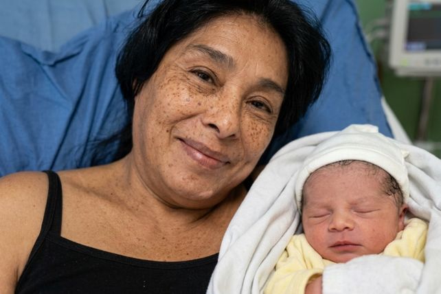 Mabel fue madre a los 62 años por medio de una terapia in vitro y se convirtió en la primeriza más añosa de la Argentina.
