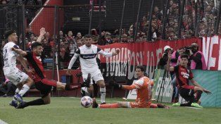 No pudo ser. Aguirre la hizo bárbaro, Juanchón no llegó y Panchito González la remataría afuera. Era el tercero de Newell’s.