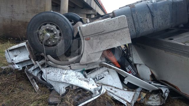 Murió un camionero al caer el vehículo desde el puente de Malabrigo