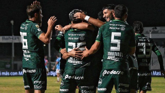Sarmiento ganó un duelo clave por la permanencia.