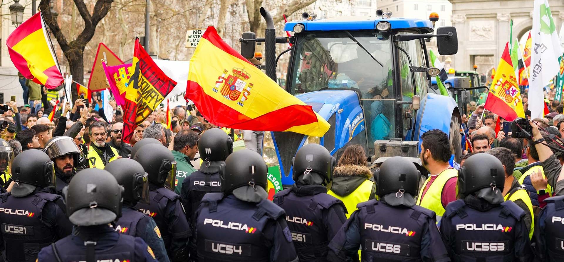La policía española, bloquea a los agricultores durante una protesta en Madrid, España, el miércoles 21 de enero de 2024. Cientos de agricultores condujeron sus tractores al centro de Madrid el miércoles como parte de las protestas en curso contra la Unión Europea y las políticas agrícolas locales y exigir medidas para aliviar los aumentos de los costos de producción. (Foto AP/Manu Fernández) La policía española, bloquea a los agricultores durante una protesta en Madrid, España, el miércoles 21 de enero de 2024. Cientos de agricultores condujeron sus tractores al centro de Madrid el miércoles como parte de las protestas en curso contra la Unión Europea y las políticas agrícolas locales y exigir medidas para aliviar los aumentos de los costos de producción. (Foto AP/Manu Fernández)