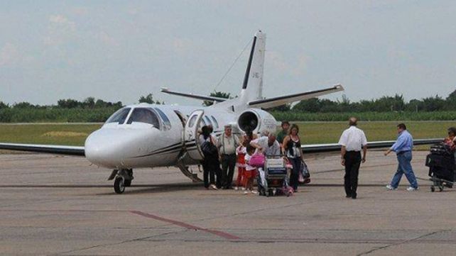 La familia Alperovich en Punta del Este utilizando el avión sanitario tucumano.