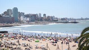 Churros, cubanitos y sombrillas: cuánto cuesta un día de playa en Mar del Plata