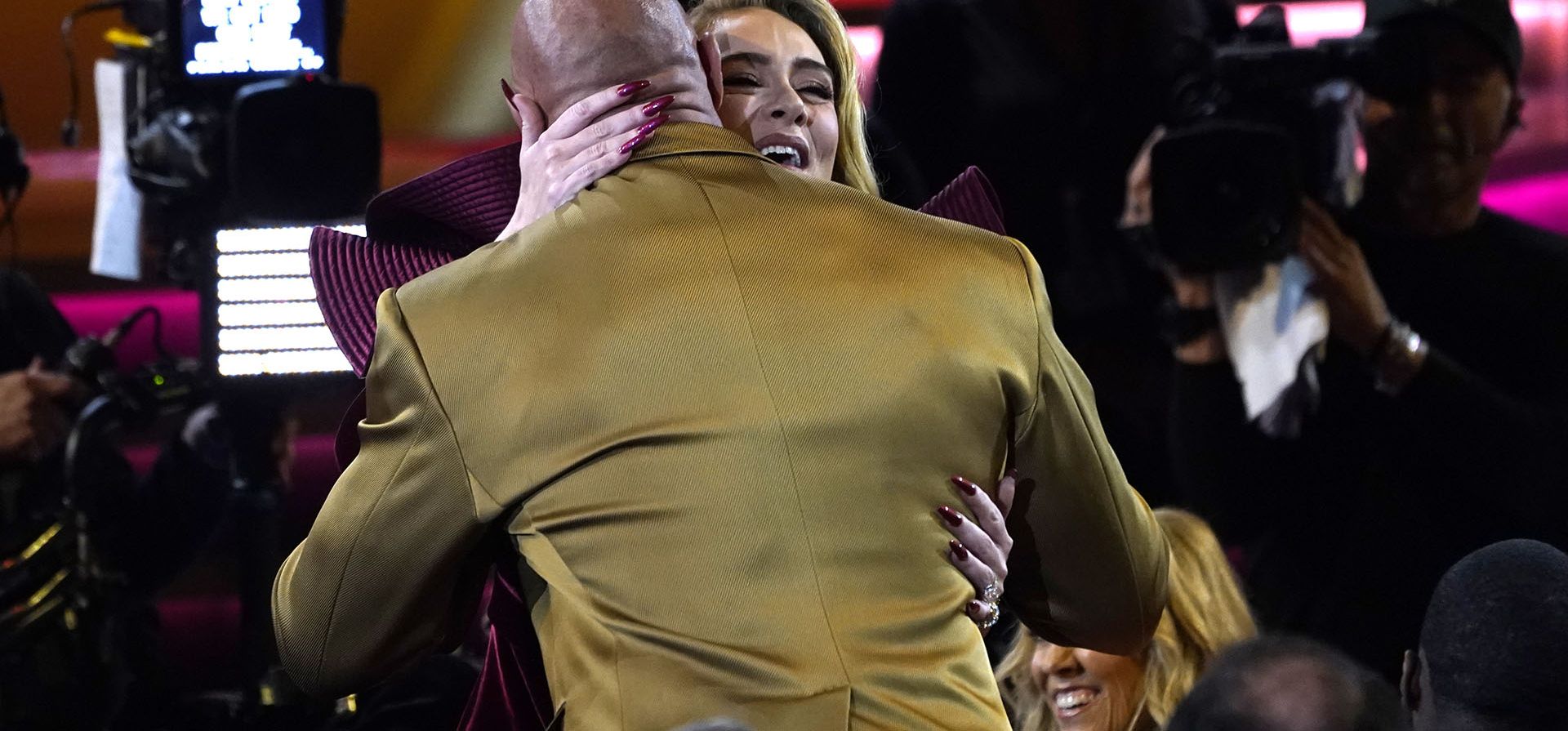 Dwayne Johnson abraza a Adele, ganadora de un Grammy  "Mejor Interpretación de Pop", en la 65ª entrega anual de los premios, el domingo 5 de febrero de 2023 en Los Ángeles. (Foto AP/Chris Pizzello)