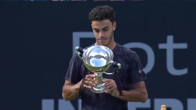 Francisco Cerúndolo observa el trofeo de Eastbourne que acaba de ganar. Después de 28 años