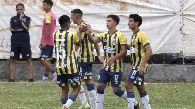 Venga ese saludo. &nbsp;Luca Bosco marcó el cuarto del canalla y recibe las felicitaciones de sus compañeros.&nbsp;