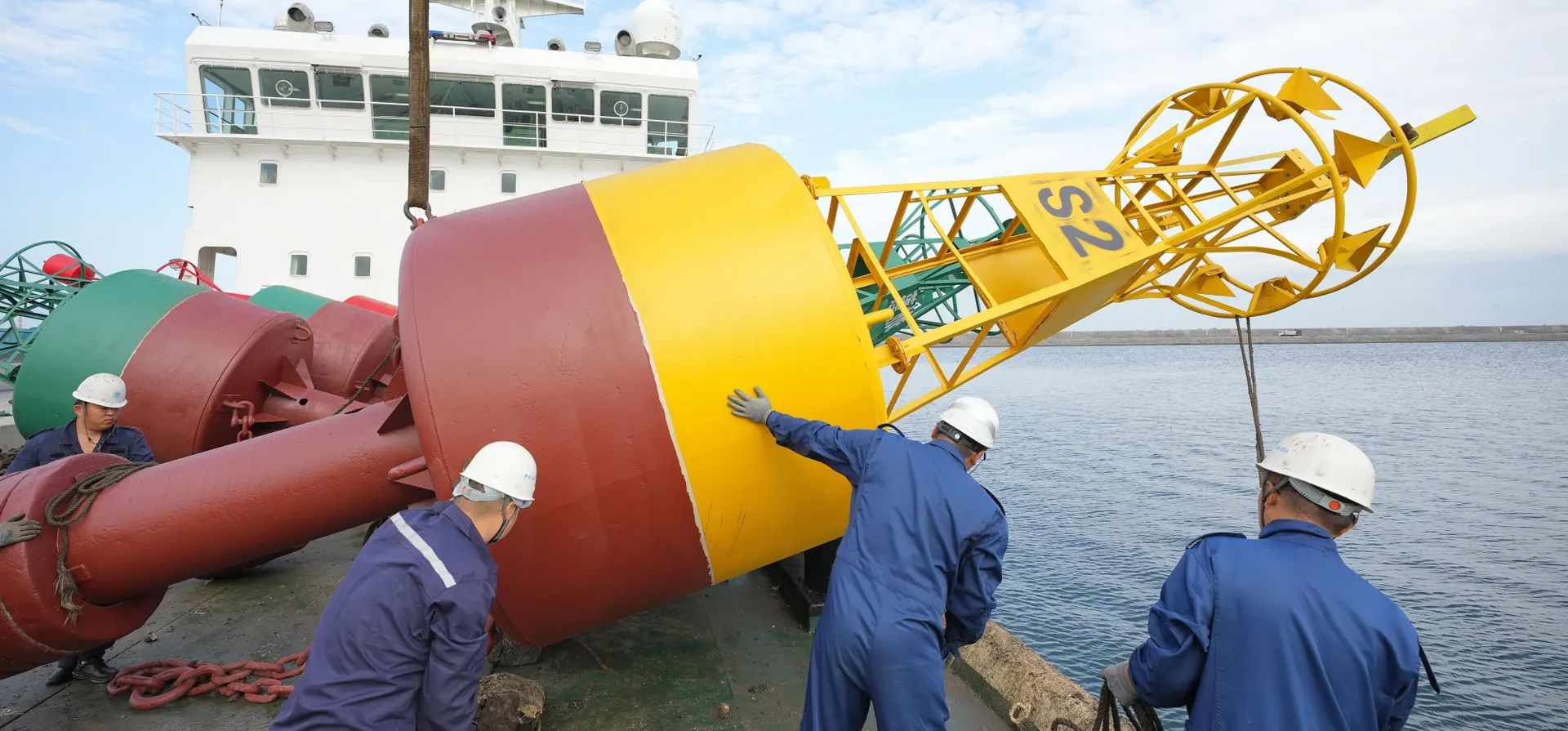 Luanjiakou, China. Los miembros de la tripulación cargan equipos de navegación en un barco como parte de un programa para reemplazar las balizas con el fin de mantener los buques seguros durante el tifón Doksuri. Fotografía: Costfoto/NurPhoto/Shutterstock Luanjiakou, China. Los miembros de la tripulación cargan equipos de navegación en un barco como parte de un programa para reemplazar las balizas con el fin de mantener los buques seguros durante el tifón Doksuri. Fotografía: Costfoto/NurPhoto/Shutterstock
