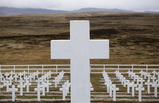 cementerio de darwin. Las tumbas tienen nombre. Ya no dirán Soldado argentino sólo conocido por Dios.