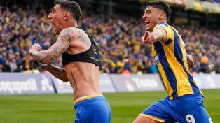 Di María anotó de penal en su primer partido tras el regreso. Veliz lo acompaña en el festejo.