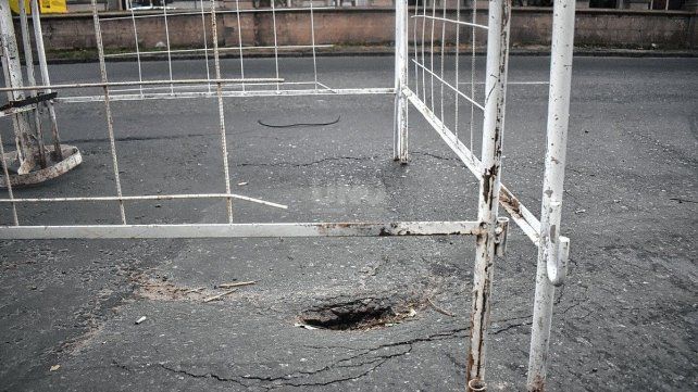 Hundimiento en Bulevar Gálvez frente a la Estación Belgrano. Hundimiento en Bulevar Gálvez frente a la Estación Belgrano.
