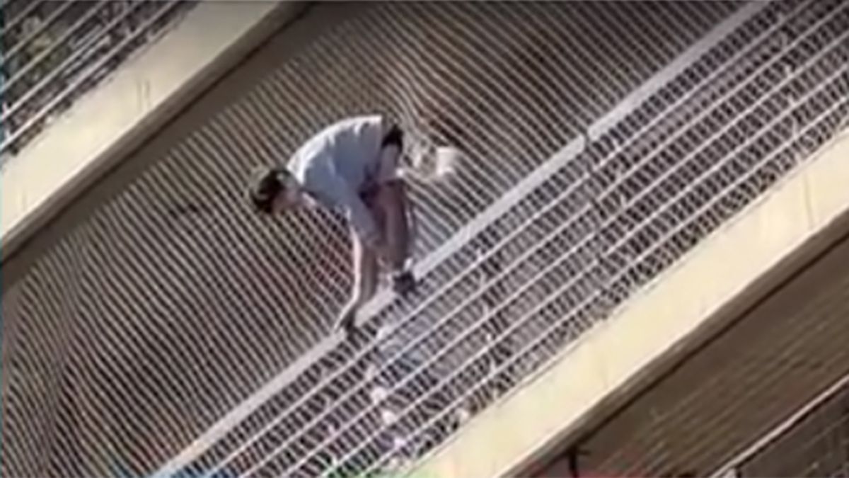 Rescataron un nene que estaba a punto de caer desde el balcón de un ...