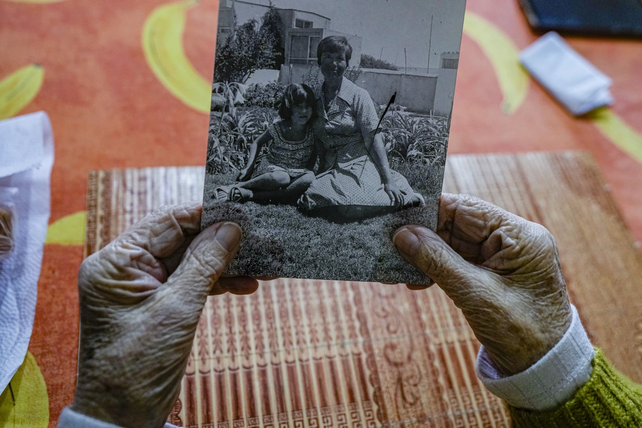 Yelena Monroy ten&iacute;a tres a&ntilde;os cuando fue encarcelada durante m&aacute;s de un a&ntilde;o junto con su hermana menor y su madre, Eliana, una militante socialista. Las manos que sostienen la foto son de Eliana.