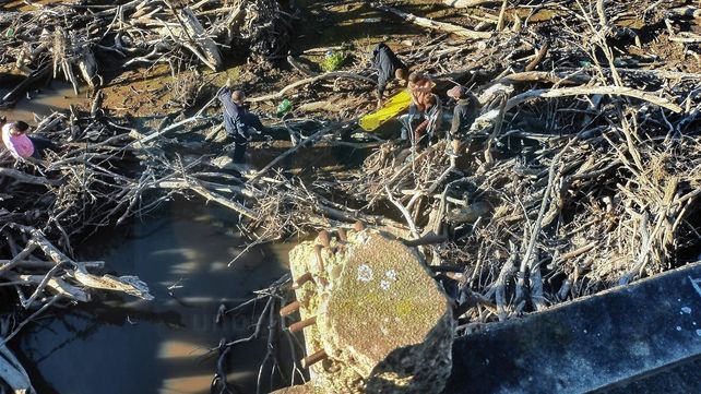 Video-Milagro: una nena se cayó del puente y quedó atrapada entre hierros y troncos