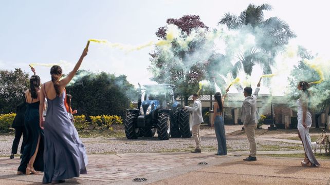 Del campo al altar: la pareja que eligió llegar a su boda en tractor