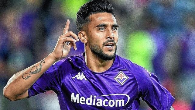 Nicolás González se retiro durante el partido en la Fiorentina y preocupa en la selección Argentina.