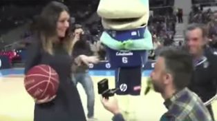 Le salió mal la canasta: le propuso matrimonio en pleno partido de básquetbol y lo rechazaron