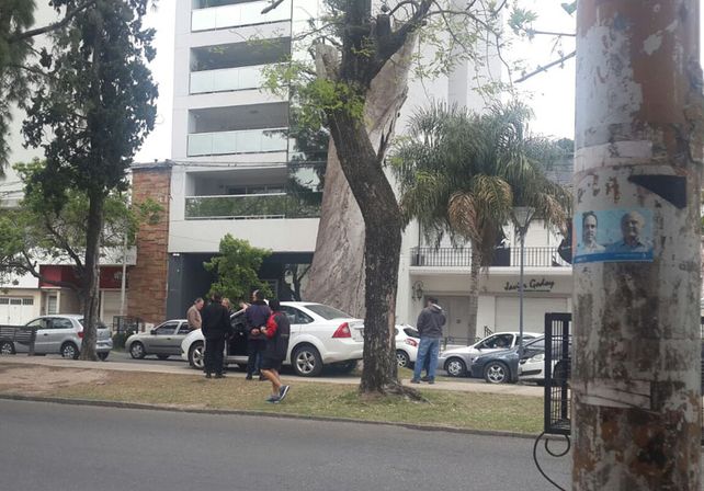 Se descompensó y terminó arriba del cantero de Bulevar Gálvez