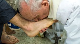 En un significativo gesto de piedad, el Papa lavó los pies a jóvenes encarcelados