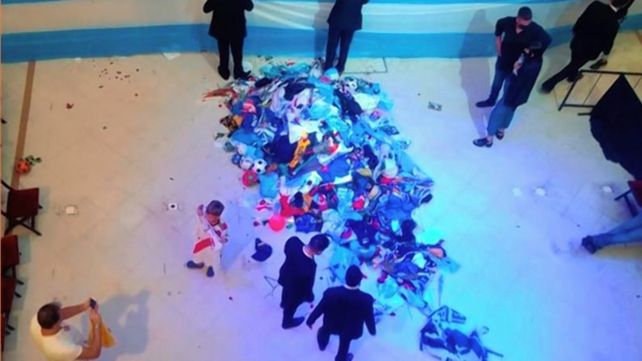 Retiran el féretro de Diego Maradona por la invasión de los fanáticos en la Rosada