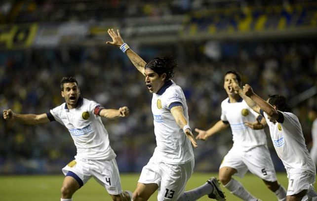 Abreu se llena la boca de gol y todos sus compañeros se suman al festejo. Fue el merecido empate. Foto: H. Río.