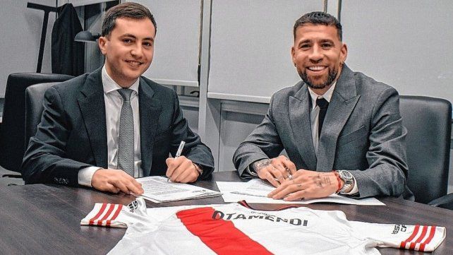 Nicolás Otamendi junto a Stéfano Di Carlo firmando su contrato en el Monumental.