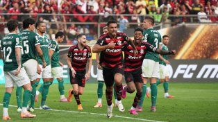 Danilo ya convirtió para Flamengo y sale a festejarlo con todas las ganas. El equipo carioca celebra un nuevo título.