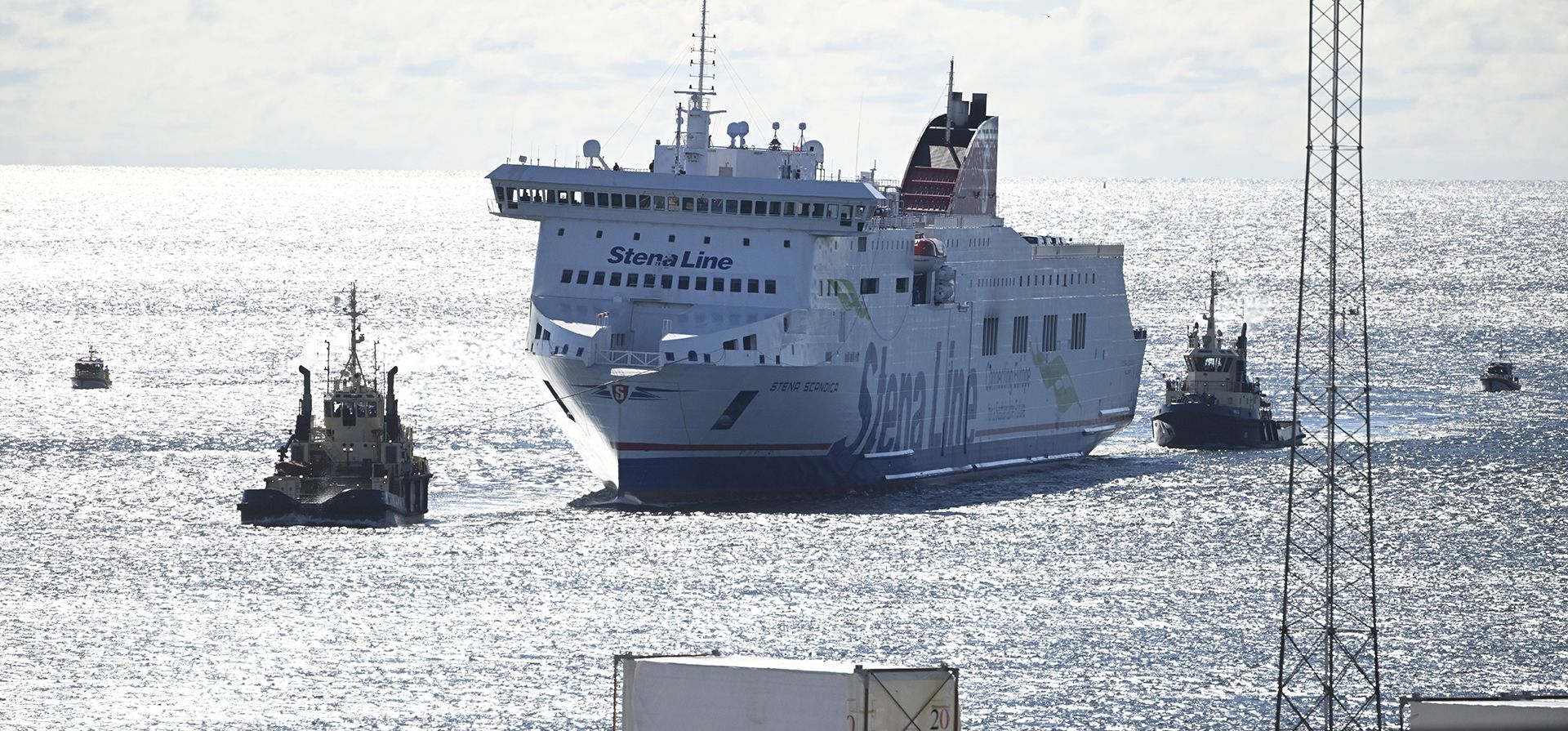El barco devastado por el fuego Stena Scandica se dirige hacia Nynashamn, Suecia, el martes 30 de agosto de 2022. El lunes se informó de un incendio en un ferry de pasajeros que transportaba a casi 300 personas de Suecia a Letonia, pero las autoridades dijeron que el incendio, que describieron como “ limitada” — fue apagado. No se reportó ningún herido.