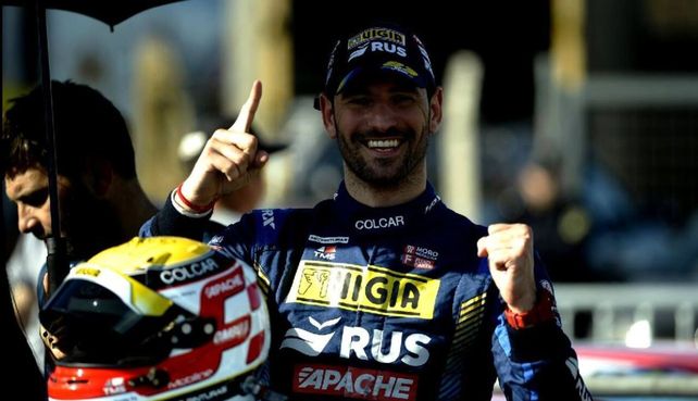 Puño apretado y el dedo índice en alto. El Flaco Ardusso cosechó una nueva pole en el TC.