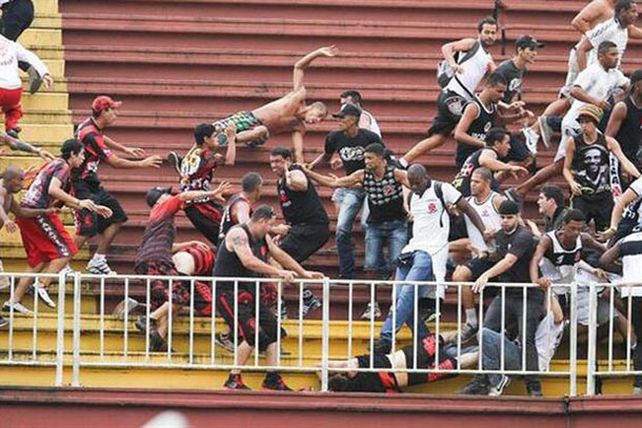 Violencia en el fútbol: una pelea entre hinchas en Brasil terminó con un barra muerto