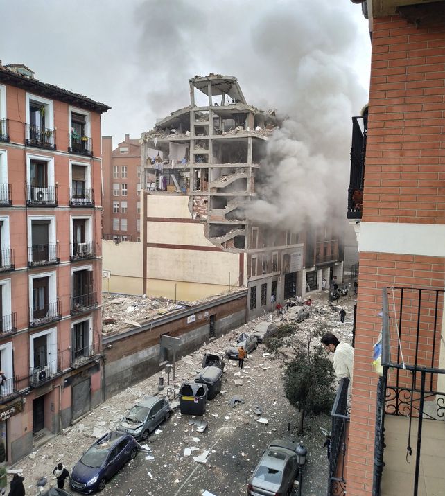 Al menos dos muertos, en una fuerte explosión que destruyó un edificio en el centro de Madrid