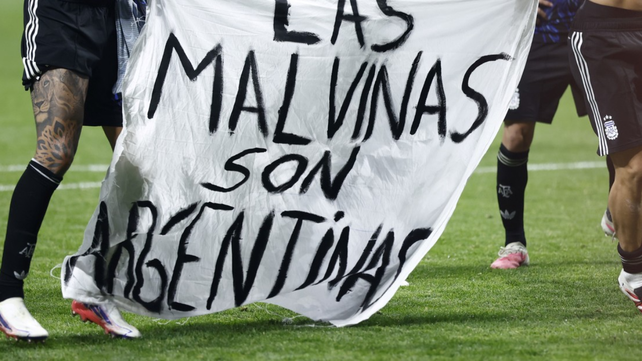 La FIFA prohíbe las manifestaciones políticas durante sus torneos. El antecedente más cercano es el de Suiza en el Mundial de Rusia 2018.