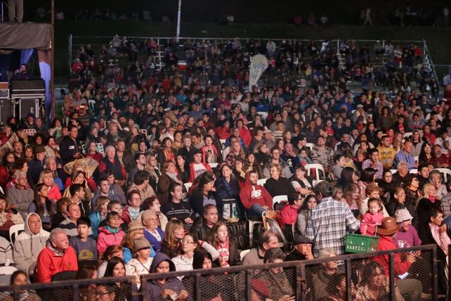 Una multitud en la segunda noche de la Fiesta Nacional del Mate