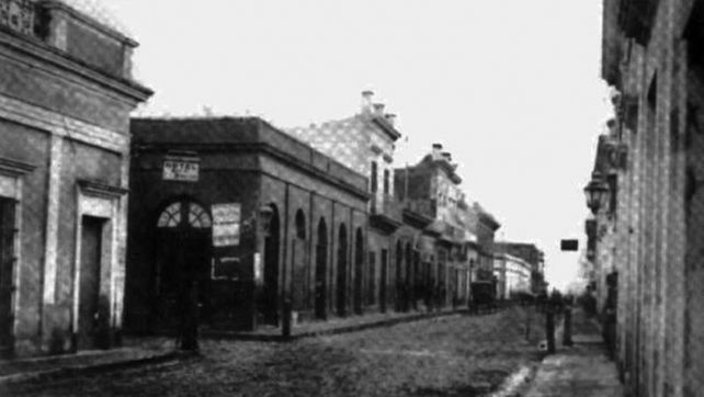 Calle Aduana (actual Maipú) del centro del Rosario en la bajada hacia el puerto (hoy calle Urquiza).