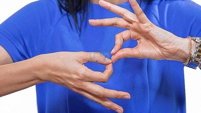 La ley 27.710. Reconoce a la Lengua de Señas Argentina (LSA) como natural y originaria y señala que conforma un legado histórico inmaterial