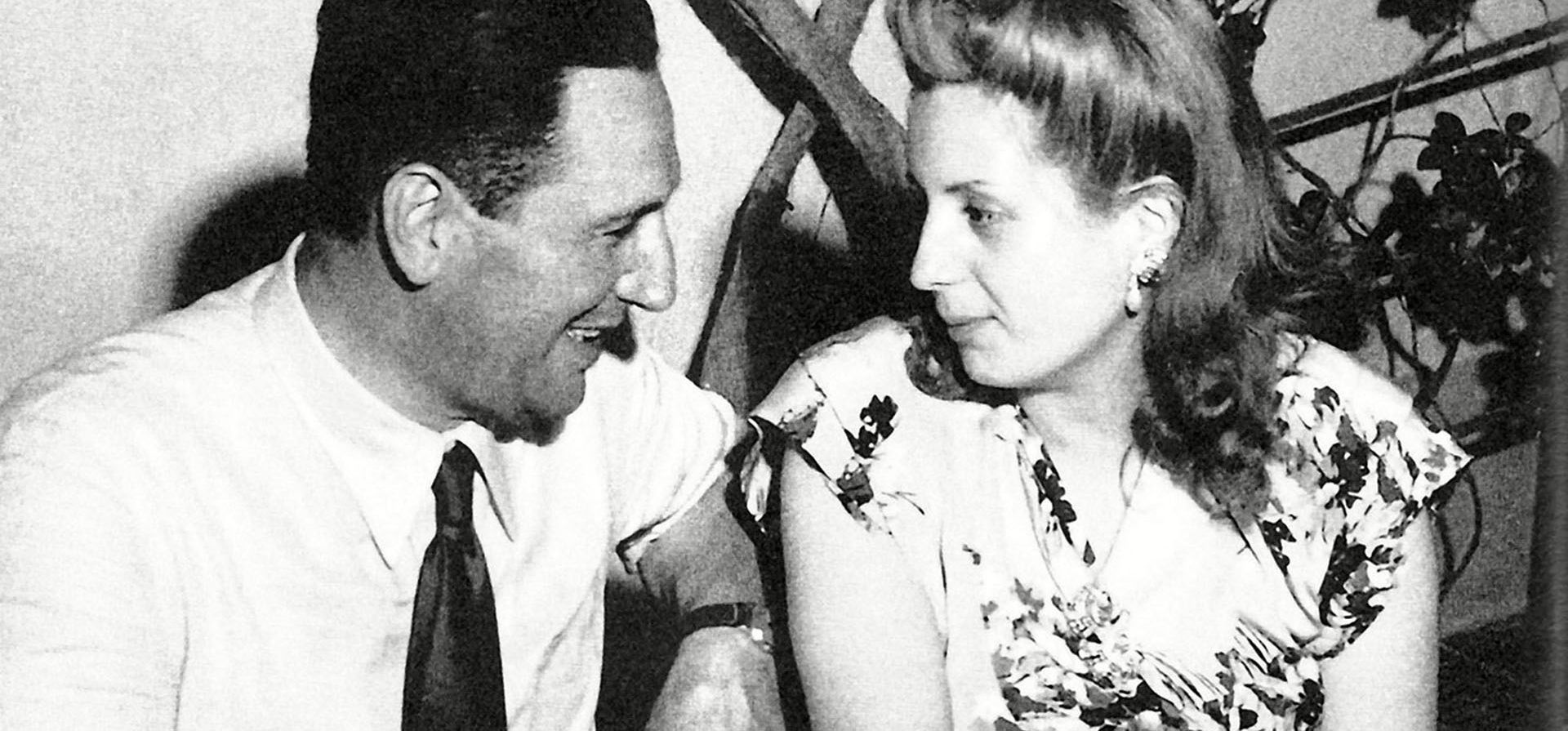 El 22 de enero de 1944 se celebra en el Luna Park un festival a beneficio de los damnificados por el terremoto de San Juan. Allí se conocen Juan Domingo Perón y Eva Duarte. Al siguiente mes se van a vivir juntos. Ella tiene 24 años, él la dobla en edad. La relación sale a la luz pública el 9 de julio asistiendo juntos a una función de gala del Teatro Colón. En la imagen, la primera foto oficial de la pareja.