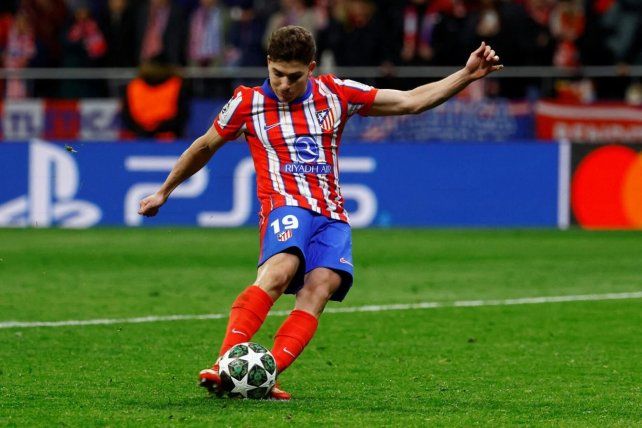 El polémico penal de Julián Álvarez en la Champions League provocó un cambio en la regla.